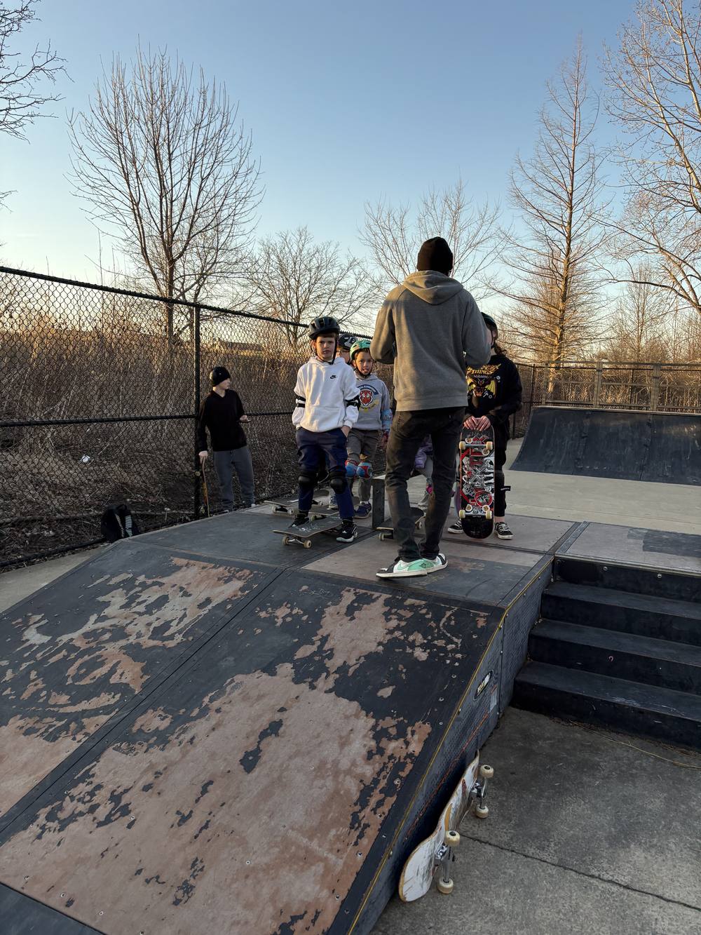 Skate Lessons Chicago class waiting on the ramp at Hampe Park Skate Park in Carol Stream